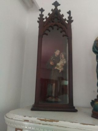 Vitrina con santo y niño Jesús