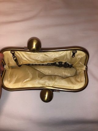 Bolso de mano dorado con estampado de leopardo
