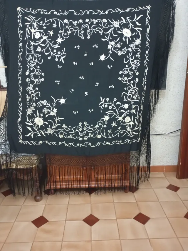 Mantón Manila Bordado a Mano Negro y Dorado