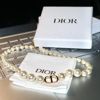 Collar de perlas Dior con CD dorado