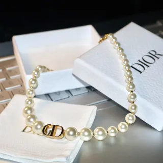 Collar de perlas Dior con CD dorado