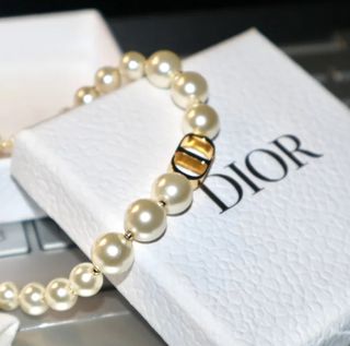 Collar de perlas Dior con CD dorado