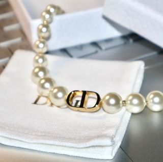 Collar de perlas Dior con CD dorado