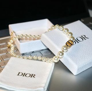 Collar de perlas Dior con CD dorado