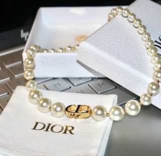 Collar de perlas Dior con CD dorado