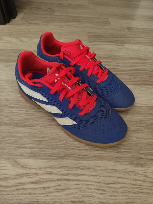 Scarpe da calcio Adidas Predator blu e rosse