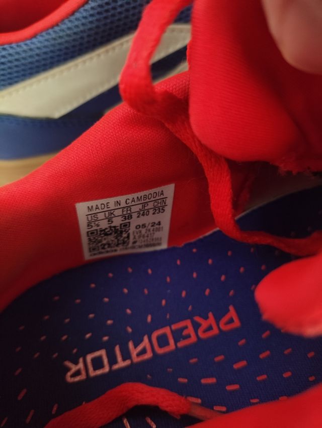 Scarpe da calcio Adidas Predator blu e rosse