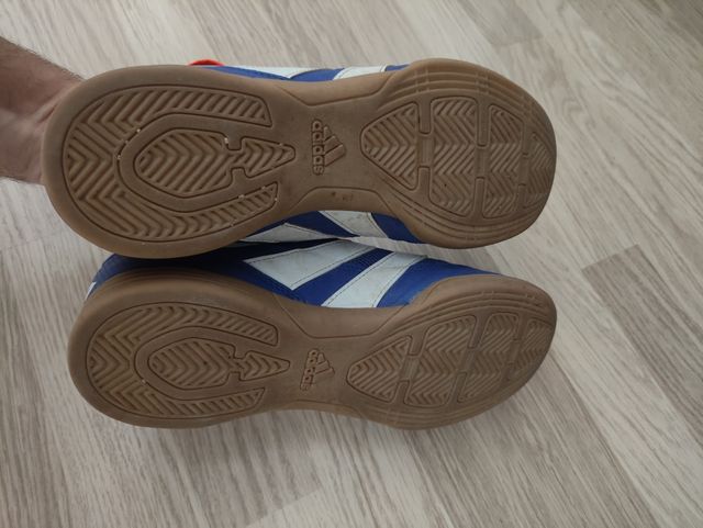 Scarpe da calcio Adidas Predator blu e rosse