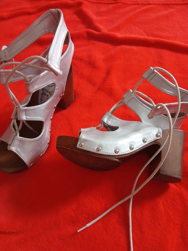 Sandalias tacón plateadas con cordones