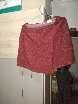 Falda pareo roja con estampado floral