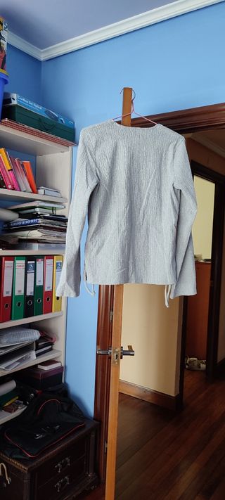 Camiseta plateada brillante