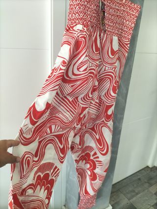 Mono estampado blanco y rojo