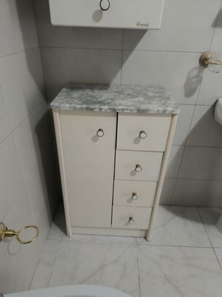Mueble de baño de mármol y madera