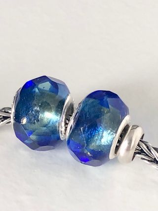 Dos beads de cristal azul zafiro