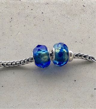 Dos beads de cristal azul zafiro