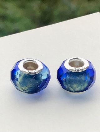 Dos beads de cristal azul zafiro