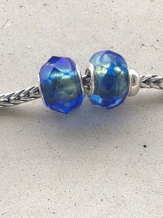 Dos beads de cristal azul zafiro