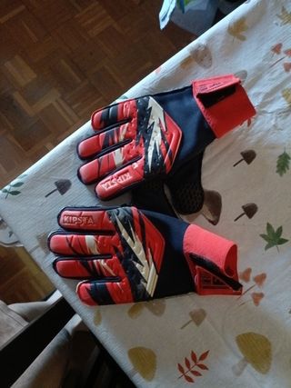Portería de fútbol y guantes