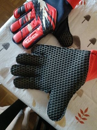 Portería de fútbol y guantes