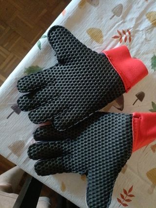 Portería de fútbol y guantes