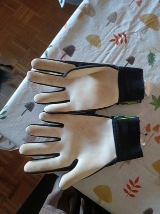 Portería de fútbol y guantes