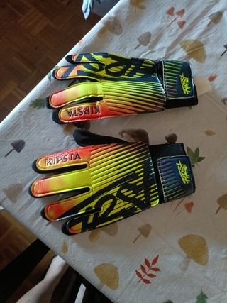 Portería de fútbol y guantes