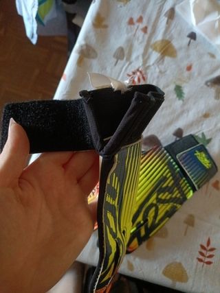 Portería de fútbol y guantes