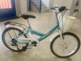 Bicicleta infantil vintage con cesta estilo retro