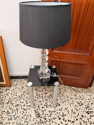 Mesita auxiliar y lámpara de mesa