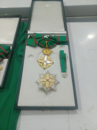 Medalla militar con banda y estrella
