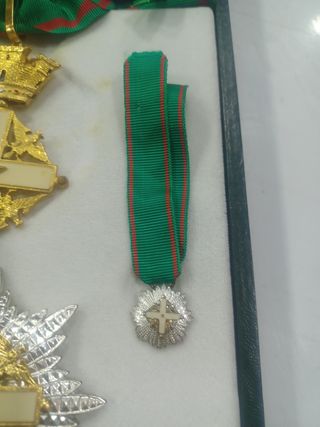 Medalla militar con banda y estrella