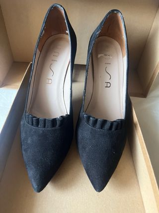 Zapato de tacón negro antelina