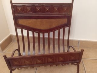 Revistero de latón y madera marrón