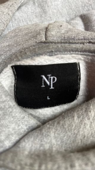 Sudadera Nude Project bordada gris