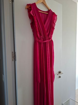 Mono rosa elegante con volantes