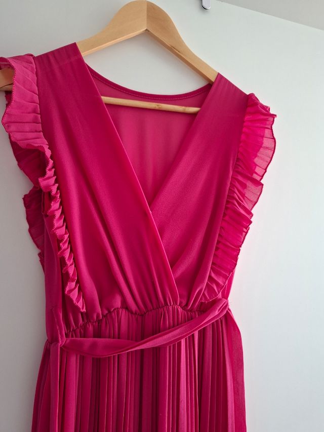 Mono rosa elegante con volantes