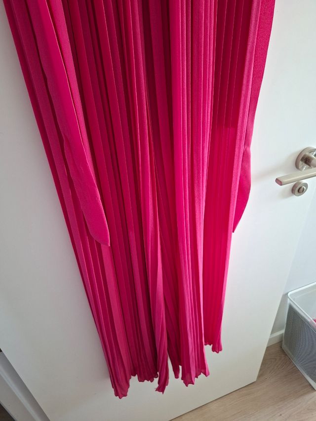 Mono rosa elegante con volantes