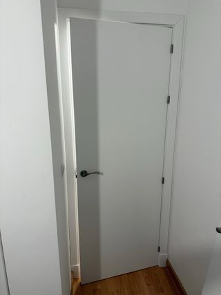Puerta de interior blanca con marco