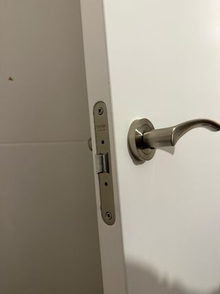 Puerta de interior blanca con marco