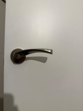 Puerta de interior blanca con marco