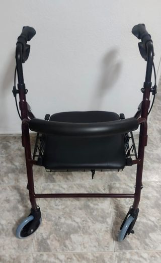 Andador con asiento y cesta