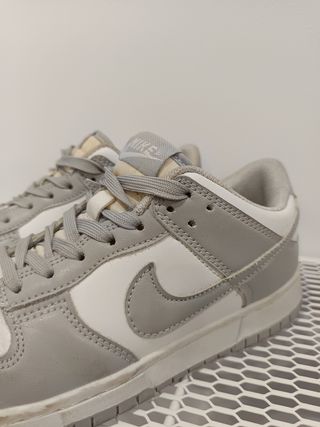 Zapatillas Nike Dunk Low grises y blancas T 37,5