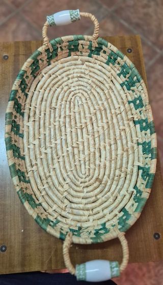 Vassoio in vimini con manici in ceramica
