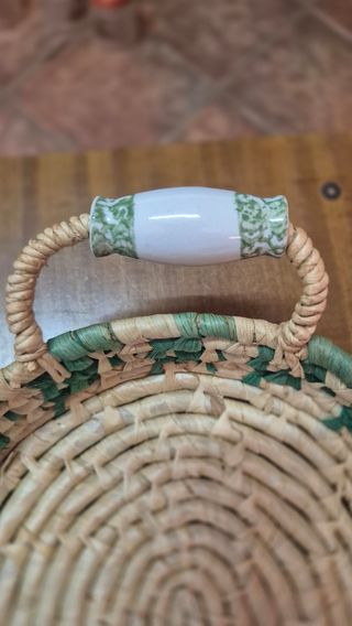 Vassoio in vimini con manici in ceramica