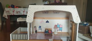 Casita de muñecas de madera