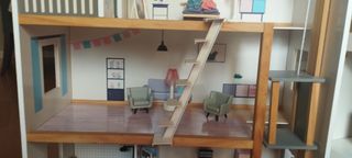 Casita de muñecas de madera