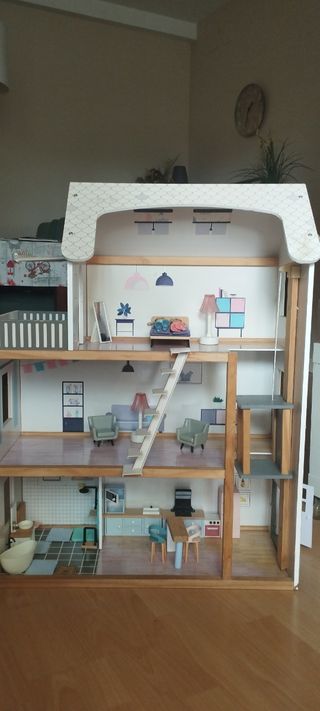 Casita de muñecas de madera