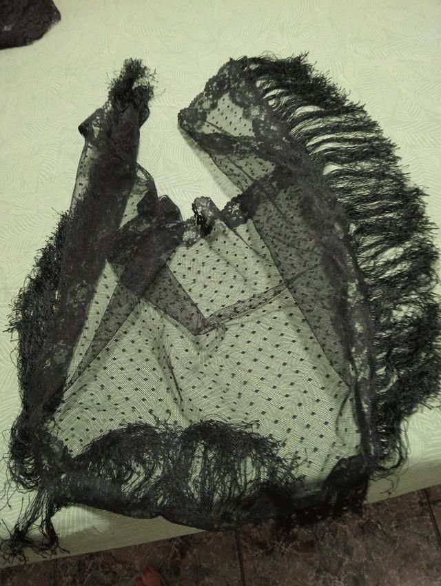 Mantillas de encaje negro con flecos