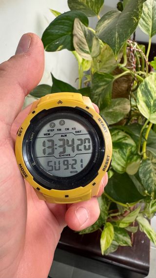 Reloj deportivo amarillo