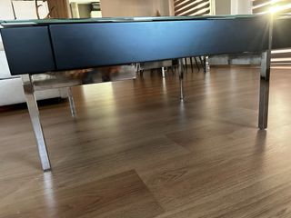 Mesa de centro con diseño de lunares